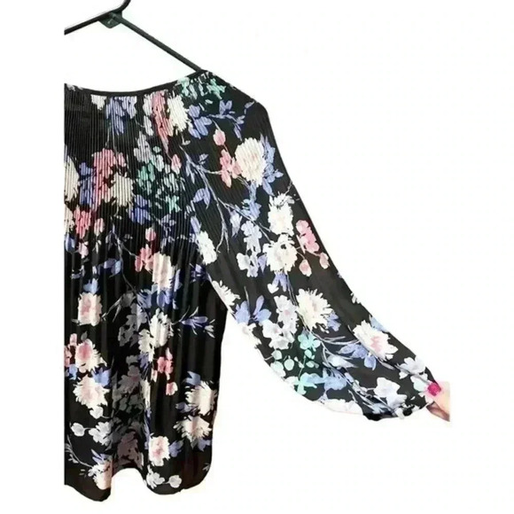 ELLE Black Floral Three Quarter Sleeve Blouse Size small - Picture 4 of 4